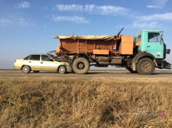 На трассе под Волгоградом Nexia протаранила грузовик: пострадала женщина