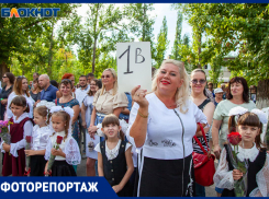Торжественные линейки прошли в школах и ВУЗах Волжского: фоторепортаж