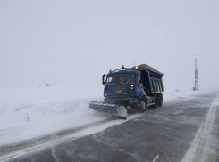 Почти 500 машин очищают дороги Волгоградской области от наледи