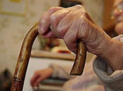 На севере Волгограда 23-летняя девушка бадиком сломала родной бабушке кости