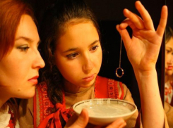 Певица Юлия Ковальчук гадала на воде, а «Миссис Волжского» по проверенному бабушкиному способу