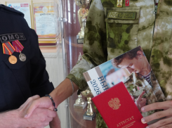 В Волжском сотрудники Росгвардии вручили аттестаты выпускникам профильного класса