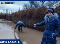 Улицы с жилыми домами затопило из-за прорыва трубы в Волжском: видео