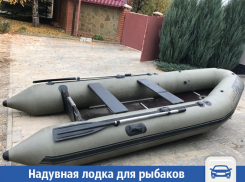 Надувная лодка ждет своего рыбака в Волжском 