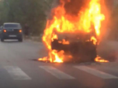На дороге в Волжском в адском пламени сгорела «Нива»
