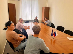 «Отец вам кишки через рот выпустил бы»: жители Волжского пошли к депутатам из-за избиений и запугивания подростков