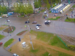 Разворот на пешеходном и езда на желтый: комбо нарушений в одной аварии в Волжском