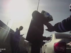 Волгоградские мотополицейские спасли беременную автоледи