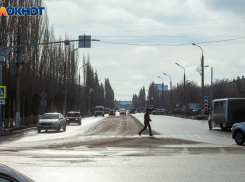 В Волжском разыскивают водителя, сбившего бабушку