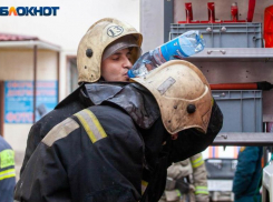 Два мусорных бака и автомобиль вспыхнули под Волжским