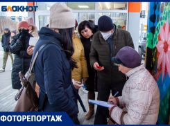 Сбор подписей против QR-кодов и ограничительных мер прошел в Волжском: фоторепортаж
