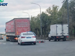 В Волжском на пешеходном переходе грузовик сбил велосипедистку 