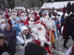 50 волгоградских Дедов Морозов прошагали от Набережной до  площади Павших Борцов