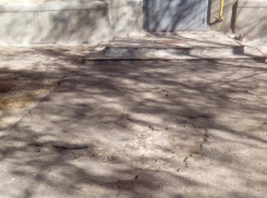 Бездействие со стороны УК «Лада Дом» стало причиной опасной травмы у 87-летней бабушки в Волжском