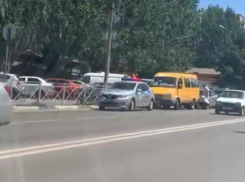 Тройное ДТП с маршруткой в Волжском попало на видео