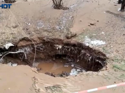 Видео с места прорыва трубы в Волжском: все что известно об аварии