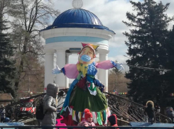 В Волжском на чучело Масленицы надели медицинскую маску