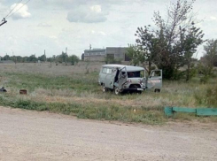 Автомобиль скорой помощи опрокинулся на встречной обочине под Волжским