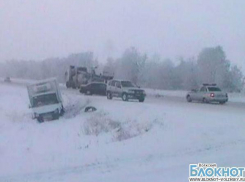 На трассе Волгоградской области Хендай столкнулся с тремя автомобилями