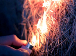 Неосторожное обращение с огнем неустановленного лица привело к пожару в Ленинске