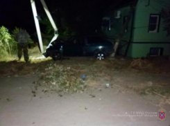 Пьяный водитель на «восьмёрке» снёс два столба и свалил их на дом в Среднеахтубинском районе