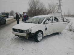 В Волжском иномарка улетела в кювет, перевернувшись на крышу