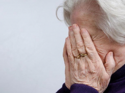 Тысячу долларов сняли с карты пенсионерки аферисты под Волжским