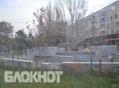 Как только открыли новый сквер в центре Волжского, вандалы изуродовали его надписями