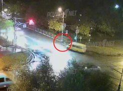 Водитель маршрутки сбил мужчину на светофоре в Волжском: видео