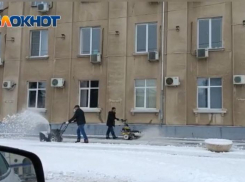Коммунальщики вычищают мэрию Волжского от снега