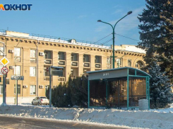 В Волжском пенсионерка поскользнулась на остановке и получила травму