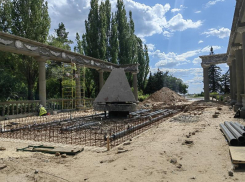 Мемориал первостроителям Волжского благоустроили на 65%: работу необходимо сдать уже в следующем месяце