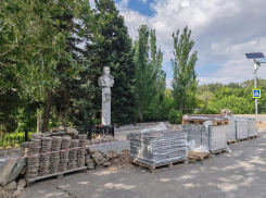 В Волжском обновляют памятник Карбышеву