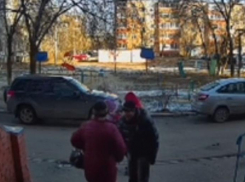 Ребенок боится таксы: волжанин наорал на пенсионерку из-за маленькой собаки