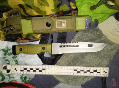 В Волжском пресечена попытка сбыта холодного оружия: на посту ДПС задержан подозреваемый