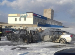 Возле Волжского трубного завода выгорели дотла три иномарки