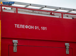 Хозпостройка вспыхнула ночью близ Волжского