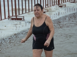 80-летняя волжанка Валентина Чернышова в 48-й раз окунулась в прорубь на Крещение