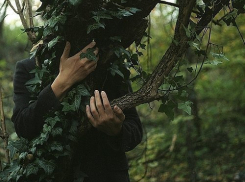 Под Волгоградом мужчина с литром спирта прятался от охранников колонии в кустах 