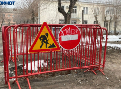 Подрядчик снял свое имя и сроки с гигантской ямы для ремонта после публикации в «Блокнот Волжский»