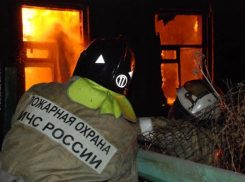 Частный дом вспыхнул из-за брошенной сигареты в Среднеахтубинском районе