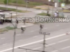В Волжском велосипедисты с трюками устроили опасные гонки по встречной полосе