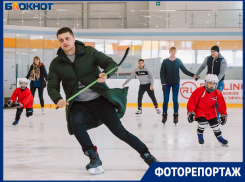 Падали, но поднимались: массовые катания на льду в Волжском