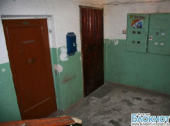 В Волжском на пенсионерку напали в подъезде собственного дома