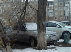 В Волжском появились первые «жертвы» ветра