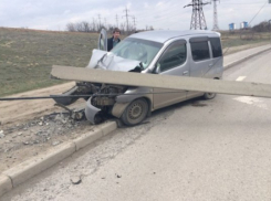 В Волгограде водитель Toyota влетел под столб