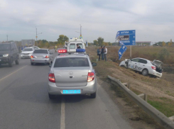 Под Волжским «Лада» врезалась в такси: есть пострадавшие