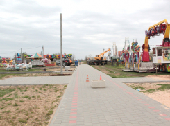 В парке «Волжский» завершают монтаж аттракционов
