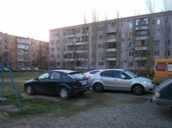 Неравнодушный волжанин вышел на борьбу с автохамами в своем родном дворе