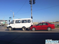 Утром в Волжском на улице Мира легковушка въехала в микроавтобус